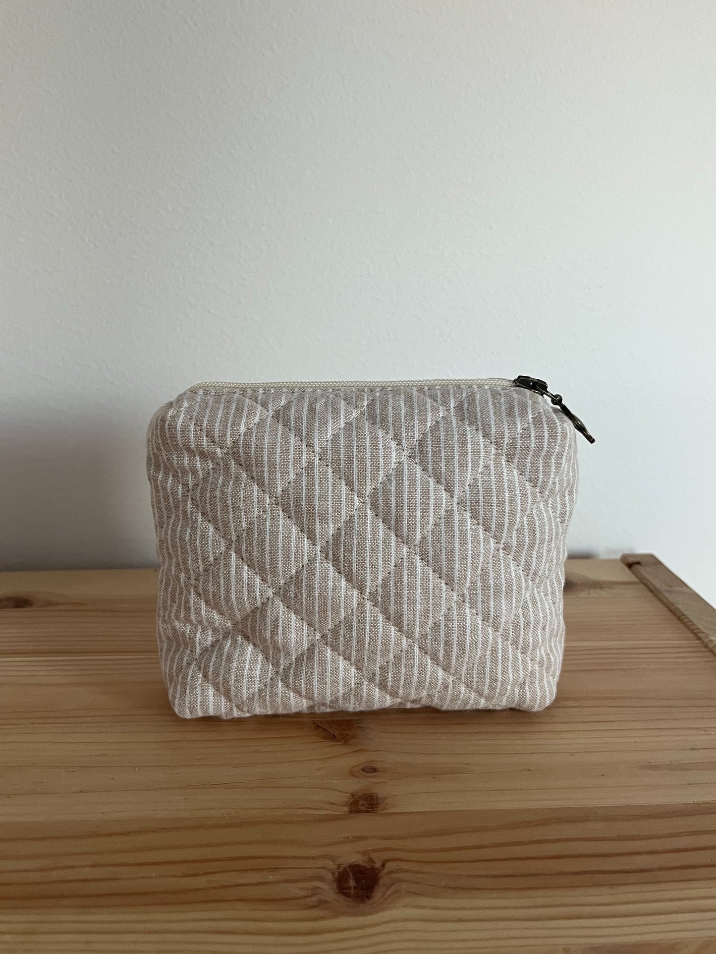 Quiltad beige/vit randig necessär