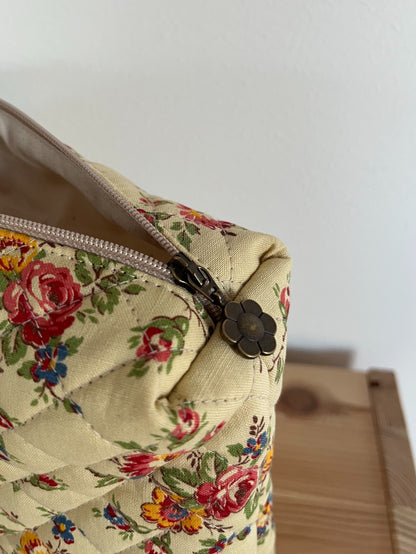 Quiltad blommig necessär