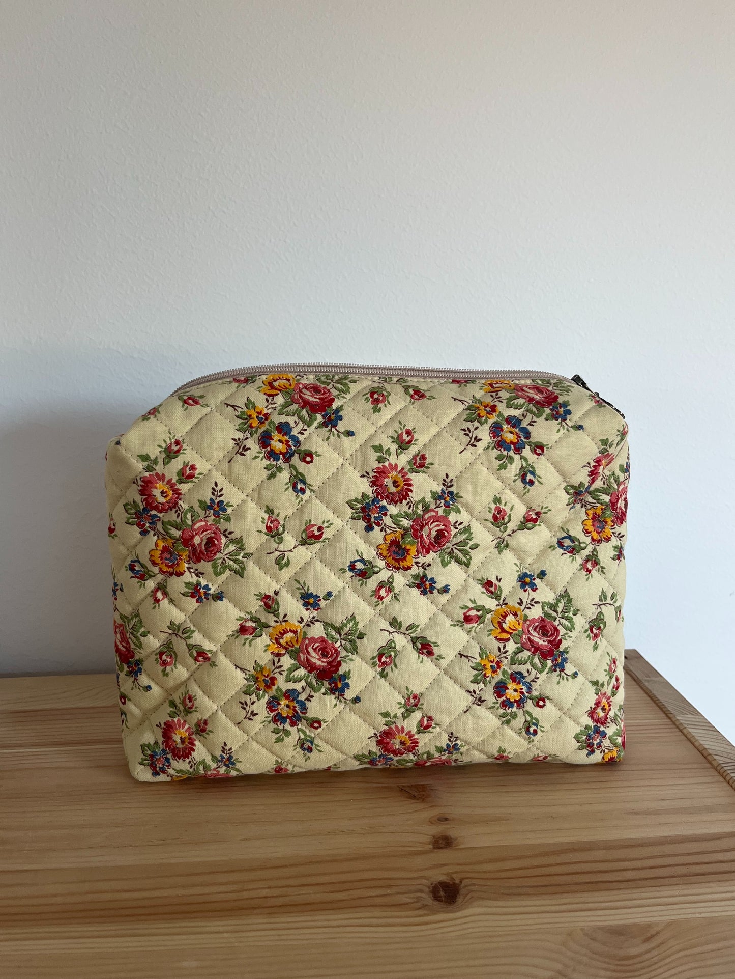 Quiltad blommig necessär