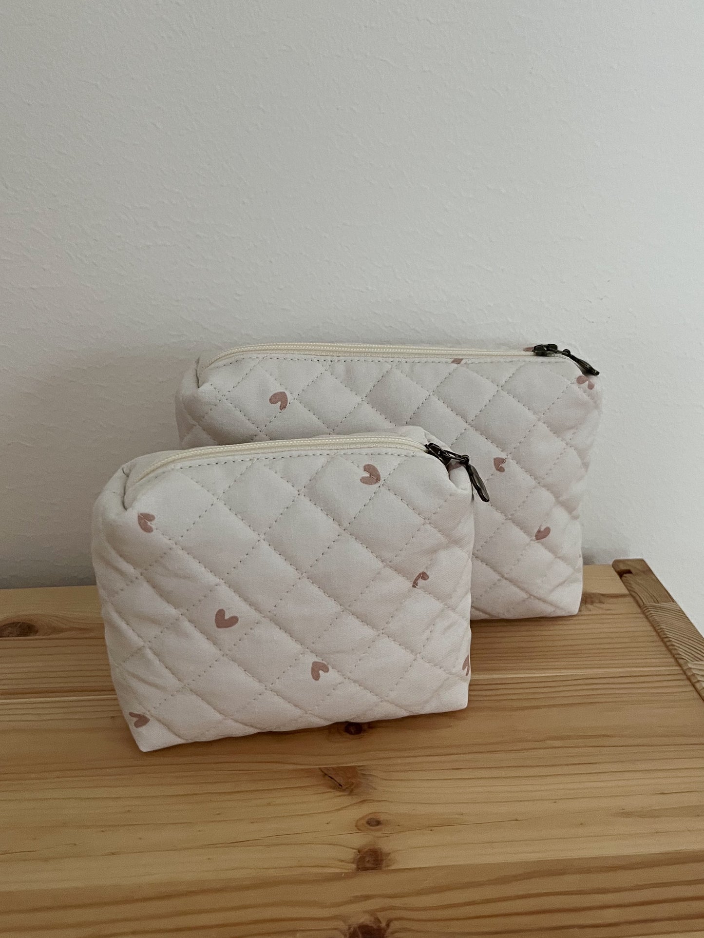 Quiltad necessär små rosa hjärtan