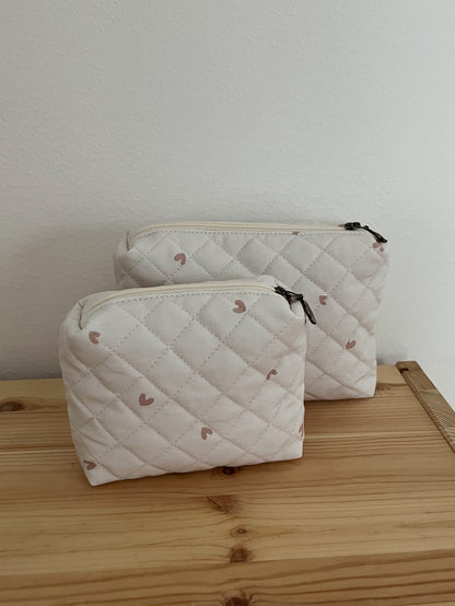 Quiltad necessär små rosa hjärtan