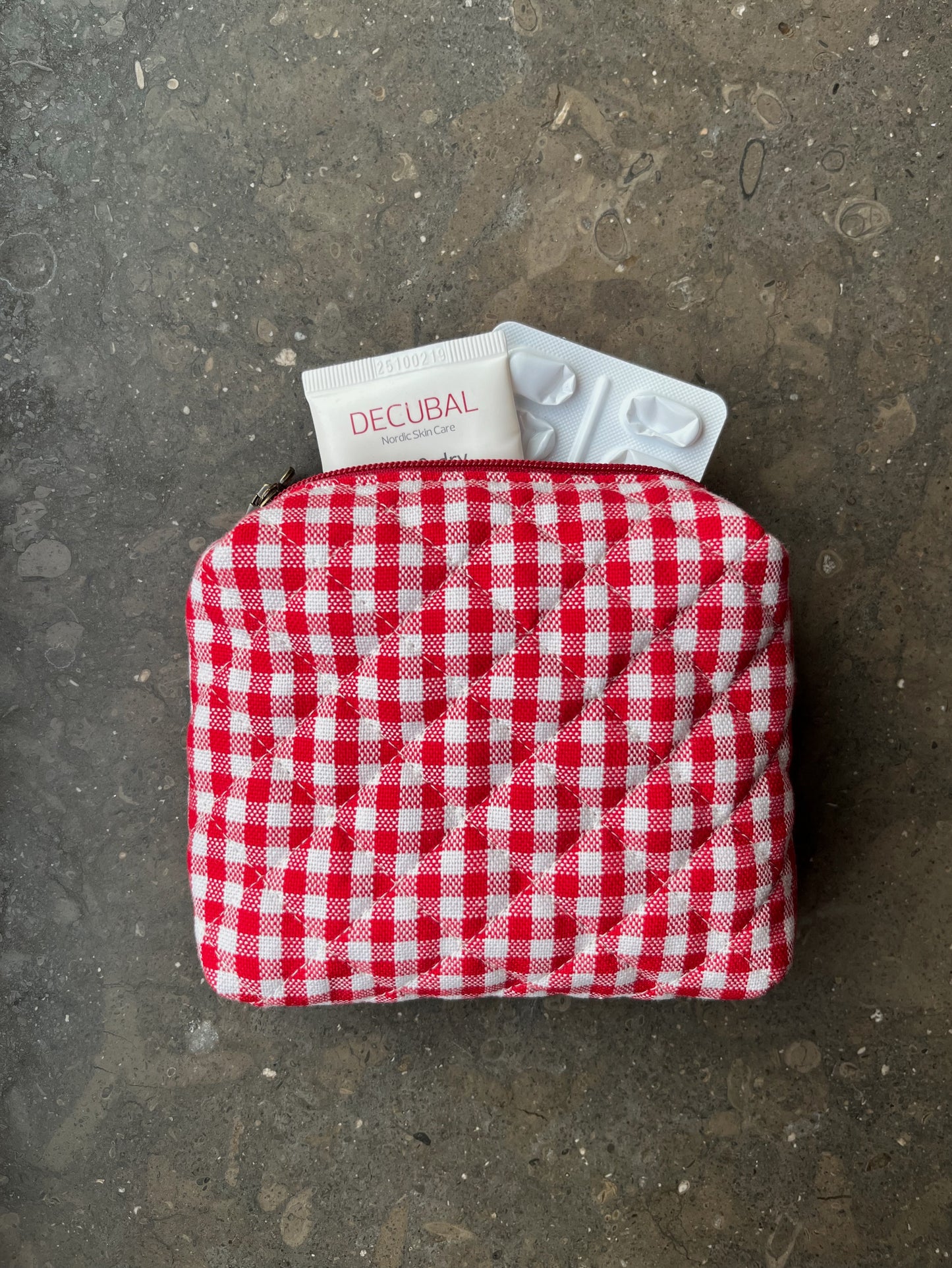 Quiltad röd rutig necessär