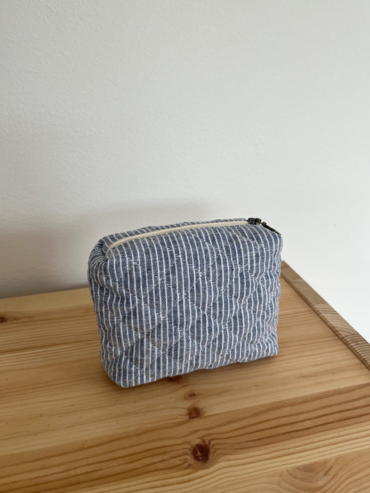 Quiltad blå/vit randig necessär