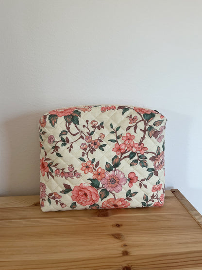 Quiltad blommig necessär