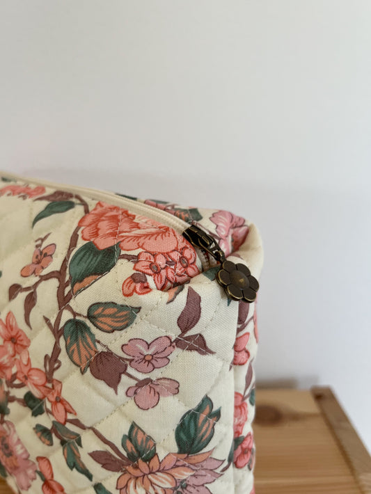 Quiltad blommig necessär