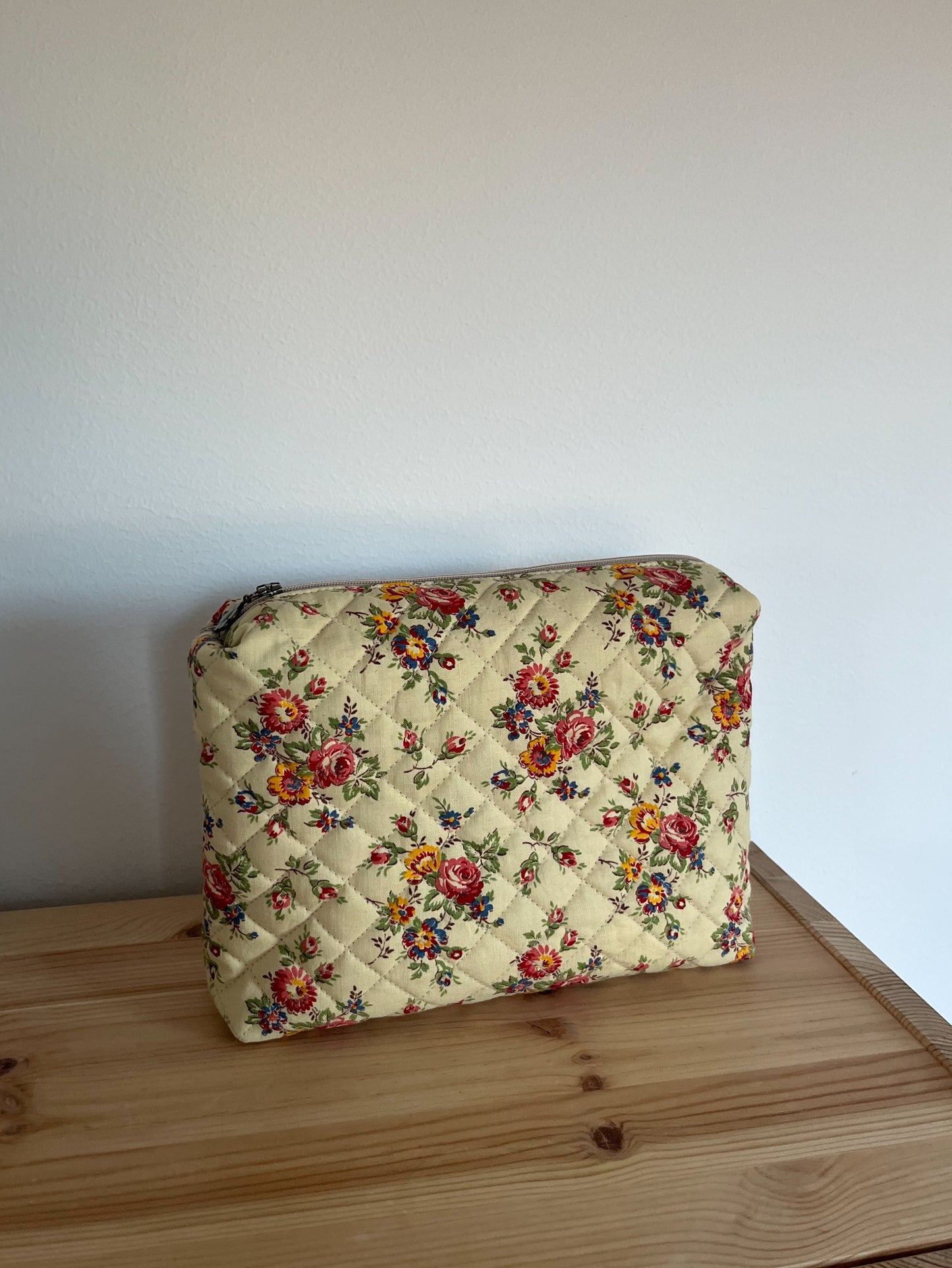 Quiltad blommig necessär