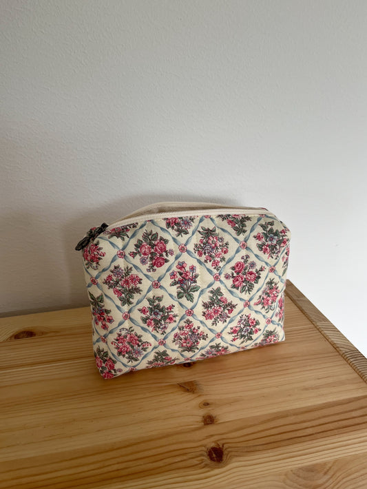 Quiltad blommig necessär