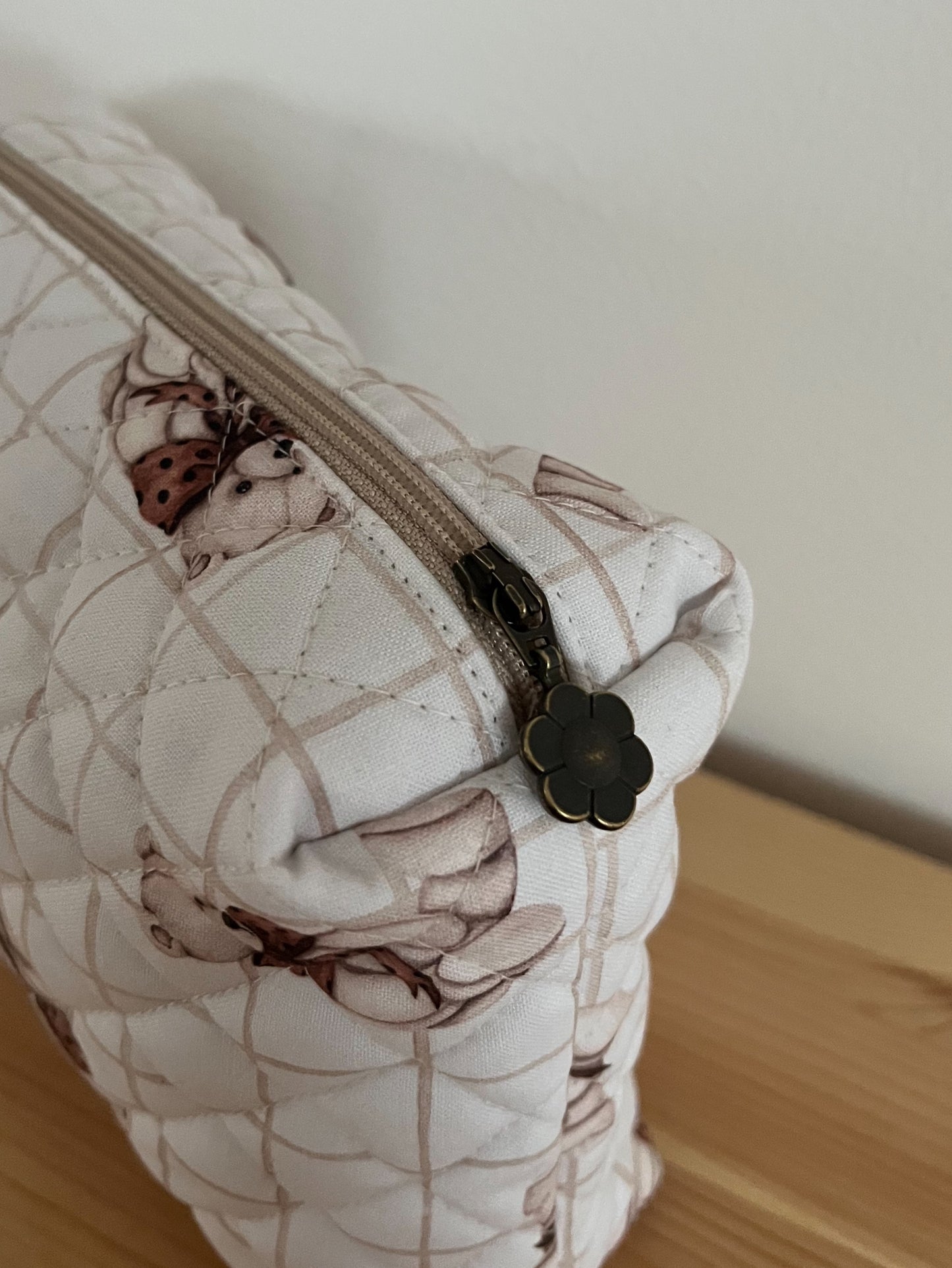 Quiltad rutig necessär med teddybjörnar