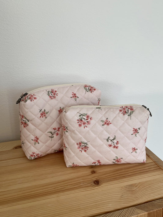 Quiltad necessär rosa blommig