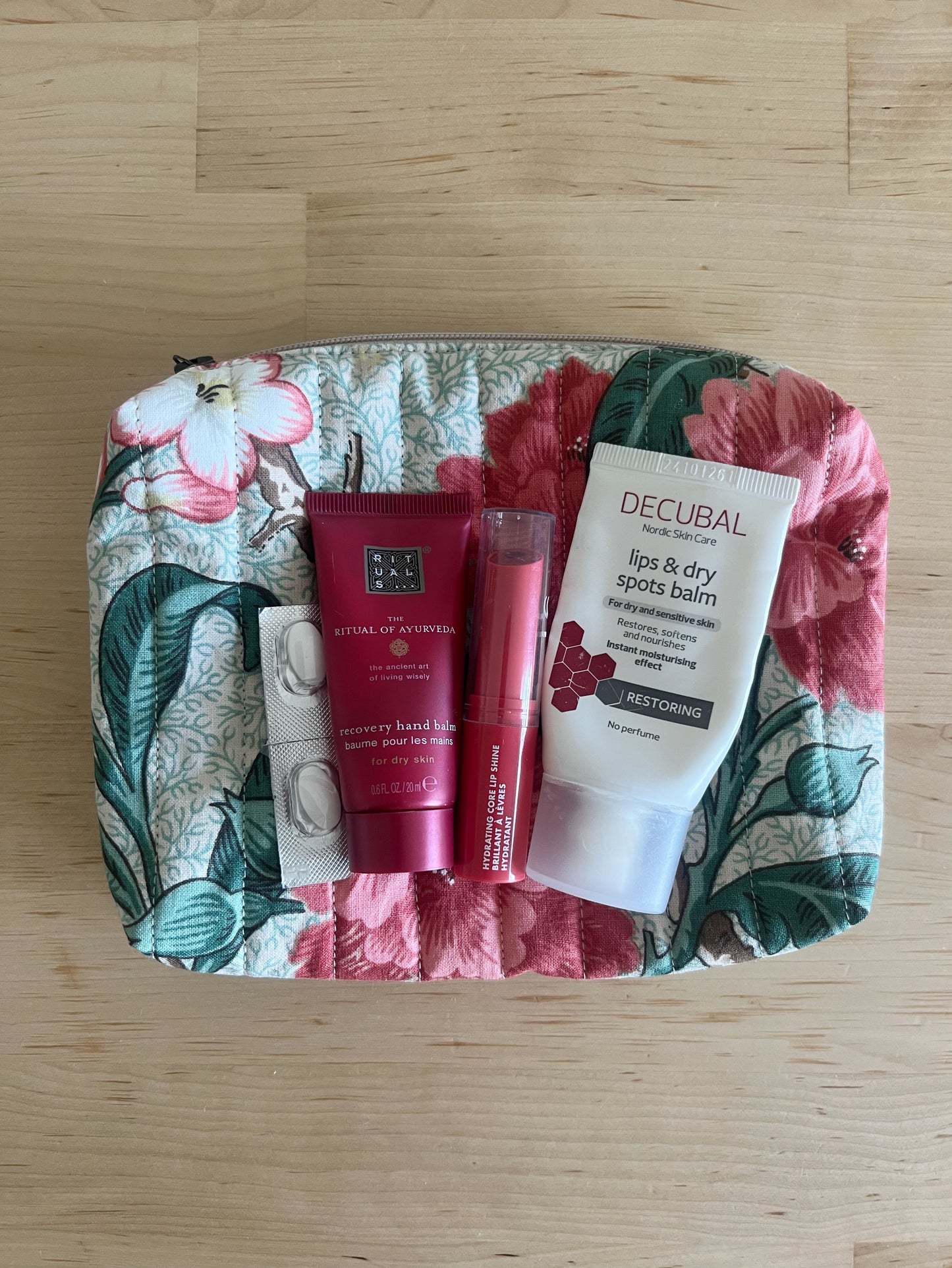 Quiltad blommig necessär