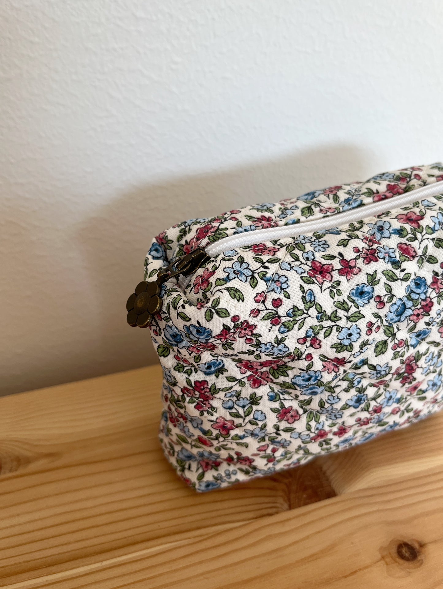 Quiltad blommig necessär