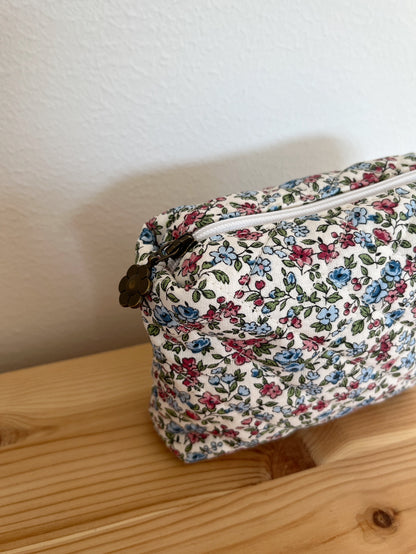 Quiltad blommig necessär