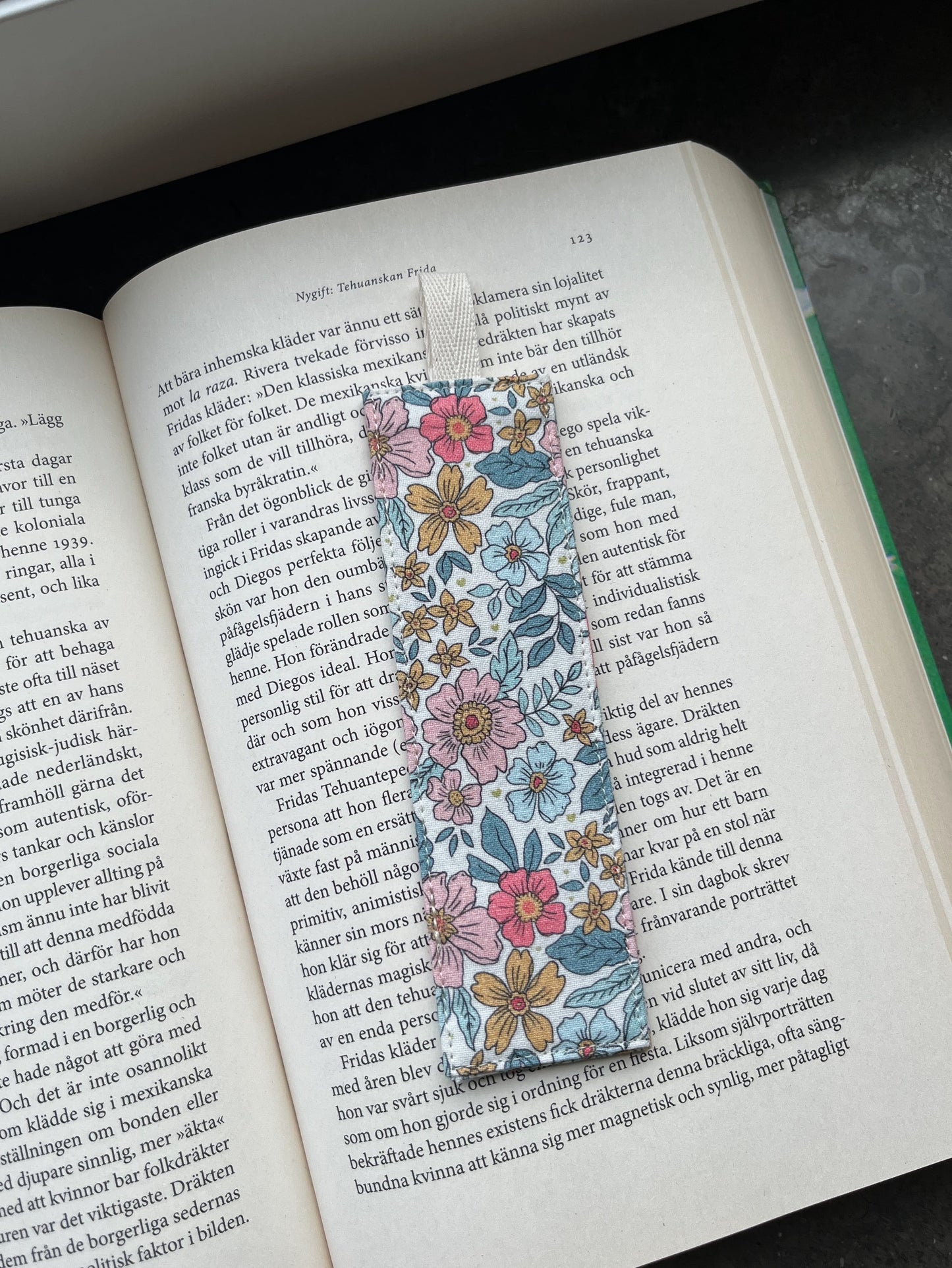 Blommigt bokmärke tyg