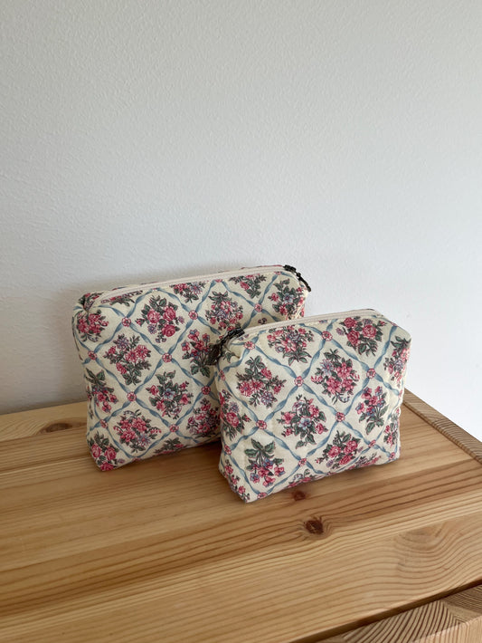 Quiltad blommig necessär