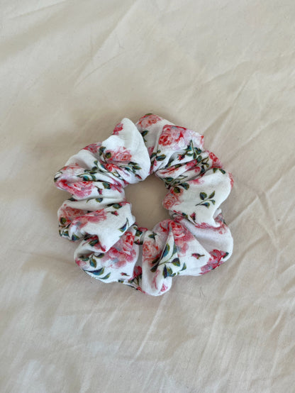 Scrunchie i blommigt muslintyg