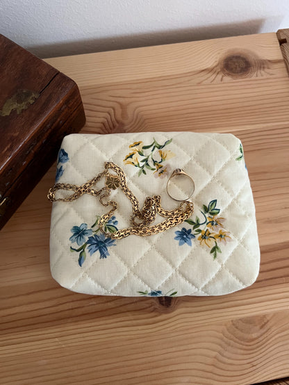 Quiltad blommig necessär gul